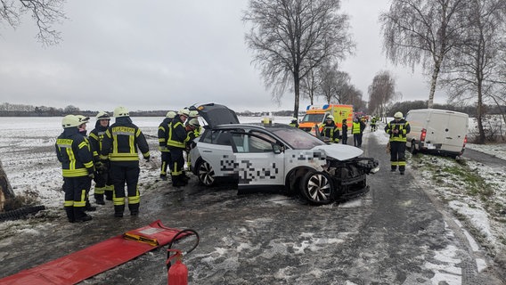 Ein Auto, das bei einem Unfall auf schneebedeckter Straße zerstört wurde. © Polizeiinspektion Stade 