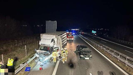 Blick auf eine Unfallstelle auf der A26. © Polizei Stade 