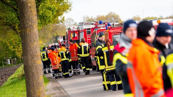 Feuerwehrleute bereiten die Suche nach dem vermissten Arian in Bremervörde vor. © dpa-Bildfunk Foto: Daniel Bockwoldt