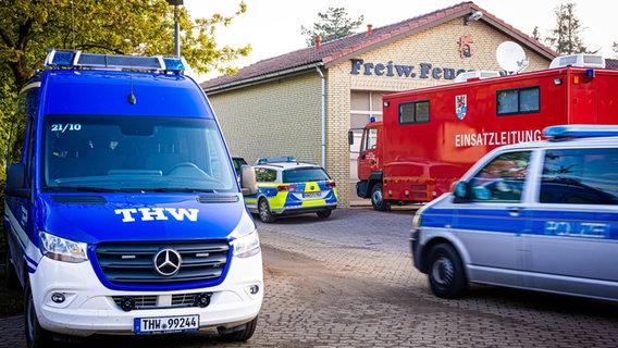 Fahrzeuge vom Technischem Hilfswerk (THW) sowie von Polizei und Feuerwehr stehen am Morgen auf dem Gelände der Freiwilligen Feuerwehr Elm. © dpa-Bildfunk Foto: Moritz Frankenberg