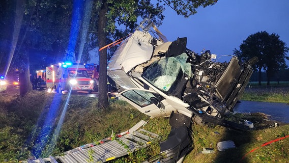 Ein Autowrack nach einer Kollision mit einem BAum in Visselhövede © Kreisfeuerwehr Rotenburg (Wümme) 