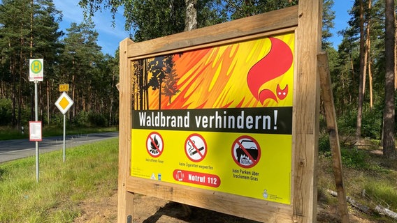 Ein Schild, das vor Waldbränden warnt. © Gräflich Bernstorff'sche Betriebe Foto: Ulrich von Mirbach