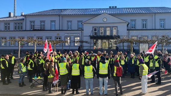 Beschäftigte im Öffentlichen Dienst in Lüneburg beteiligen sich am Warnstreik. Aufgerufen dazu hatte die Gewerkschaft ver.di. © NDR Foto: Dominik Semrau