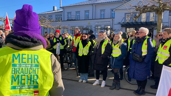 Beschäftigte im Öffentlichen Dienst in Lüneburg beteiligen sich am Warnstreik. Aufgerufen dazu hatte die Gewerkschaft ver.di. © NDR Foto: Dominik Semrau