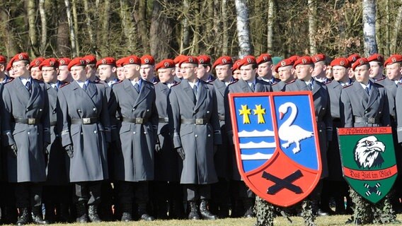 Rekruten der 5. Kompanie des Panzergrenadierlehrbataillons 92 aus Munster sind zum Feierlichen Gelöbnis angetreten. © dpa - Bildfunk Foto: Holger Hollemann