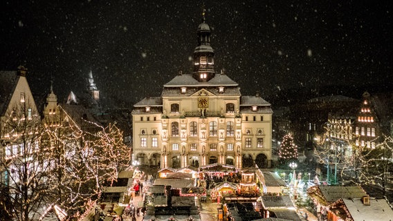 Lichter leuchten auf dem Weihnachtsmarkt am Rathaus in Lüneburg. © Lüneburg Marketing GmbH Foto: Mathias Schneider