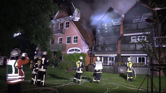 Einsatzkräfte der Feuerwehr löschen ein Mehrfamilienhaus in Wendisch Evern. © NonstopNews 
