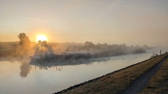 Sonnenaufgang am Elbe-Seiten-Kanal bei Hohnstorf/Bienenbüttel © NDR Foto: Rolf Rudloff