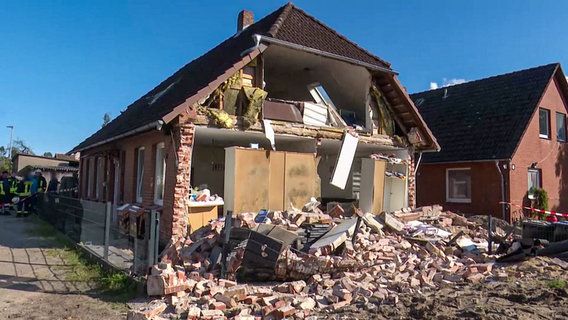 An einem Haus in Winsen ist eine Giebelwand komplett eingestürzt. © Hannover Reporter 