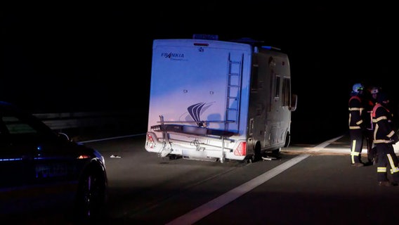 Ein Wohnmobil steht nach einer Verfolgungsjagd auf der Autobahn. © News5 