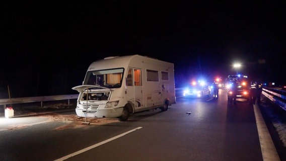 Ein Wohnmobil steht nach einer Verfolgungsjagd auf der Autobahn. © News5 