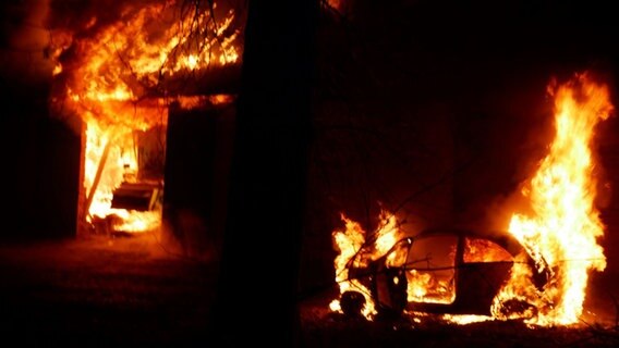 Ein brennender Pkw steht vor einer brennender Scheune in Zeven. © Polizeiinspektion Rotenburg 