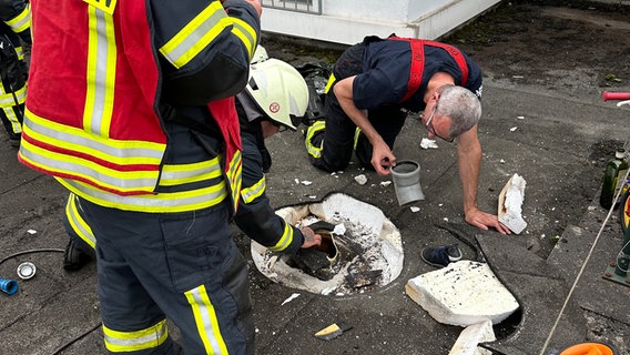 Feuerwehrleute öffnen eine Dachhaut, um einen eingeklemmten Zweijährigen zu befreien. © Samtgemeindefeuerwehr Zeven 