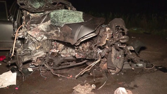 Ein Auto ist nach einem tödlichen Unfall in Zeven weitgehend zerstört. © NonstopNews 