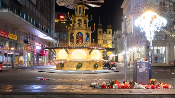 Ein Absperrband der Polizei hängt vor dem Weihnachtsmarkt. Am 20. Dezember 2024 ist auf dem Weihnachtsmarkt in Magdeburg ein Autofahrer in eine Menschengruppe gefahren. © dpa-Bildfunk Foto: Sebastian Kahnert