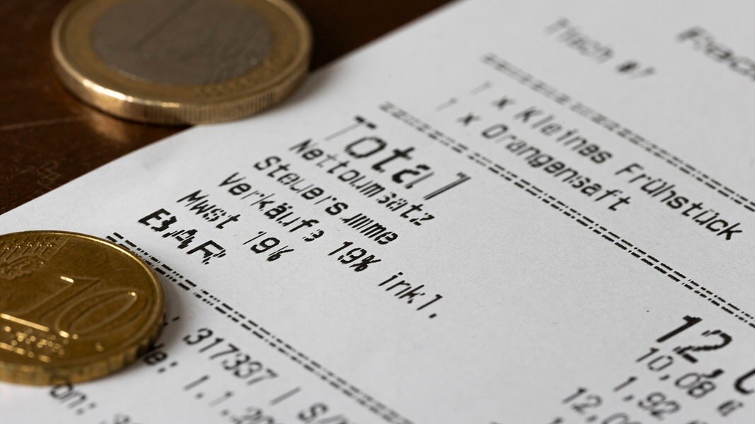 Eine Rechnung mit Mehrwertsteuer von einem gastronomischen Betrieb liegt auf einem Tisch.