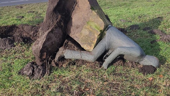 Bei dem Versuch die Statue zu stehlen ist diese umgekippt. © Polizei Verden/Osterholz Foto: Polizei Verden/Osterholz