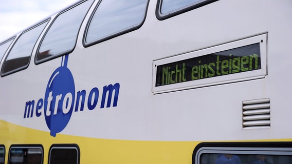 Ein Metronom-Zug mit dem Hinweis "Nicht einsteigen". © picture alliance Foto: Caroline Seidel