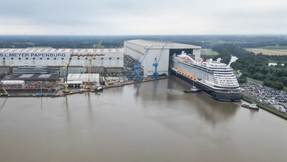 Das Kreuzfahrtschiff "Disney Treasure" verlässt das Baudock der Papenburger Meyer Werft. © Lars Penning/dpa +++ dpa-Bildfunk Foto: Lars Penning/dpa +++ dpa-Bildfunk