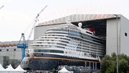Das Kreuzfahrtschiff "Disney Treasure" verlässt das Baudock der Papenburger Meyer Werft. © TeleNewsNetwork 