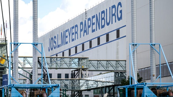 Zu sehen ist die Meyer Werft in Papenburg. © picture alliance/dpa Foto: Sina Schuldt