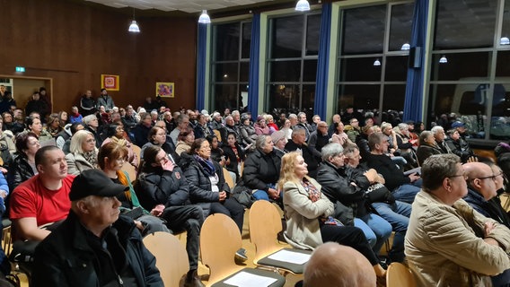 Eine Versammlung von Mieterinnen und Mietern in der Mehrzweckhalle Grone in Göttingen. Sie werden über eine Klage gegen den Energieanbieter Enercity informiert. © NDR Foto: Theresa Möckel