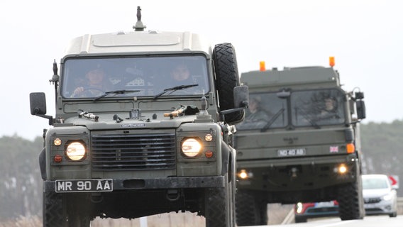 Britische Militärfahrzeuge auf dem Straßenmarsch. © Bundeswehr/Schachel Foto: Detlef Schachel