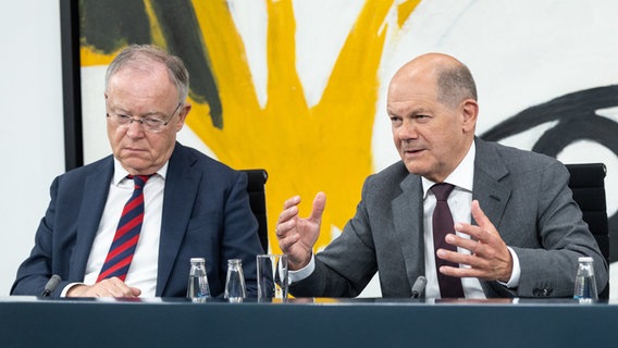 Stephan Weil (SPD, l), Ministerpräsident von Niedersachsen und Bundeskanzler Olaf Scholz (SPD) sprechen auf einer Pressekonferenz. © dpa-Bildfunk Foto:  Hannes P. Albert