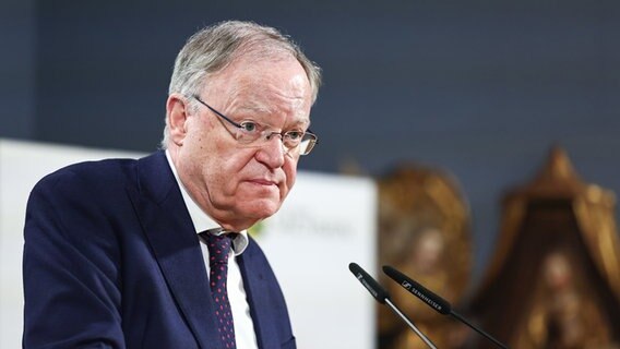 Niedersachsens Ministerpräsident Stephan Weil (SPD) spricht bei der MPK in Berlin. © dpa Foto: Hannes P. Albert