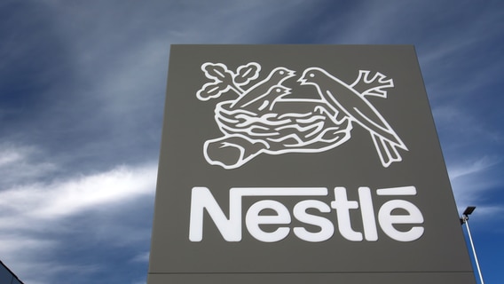 Das Bild zeigt das Formenlogo von Nestlé. © dpa-Bildfunk Foto: Jens Büttner