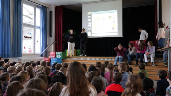 Schüler stehen auf Bühne vor Publikum © NDR Foto: Gino Egbers