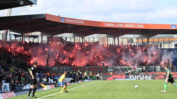 Hannovers Fans zünden Pyrotechnik auf der Tribüne © picture alliance/dpa Foto: Swen Pförtner