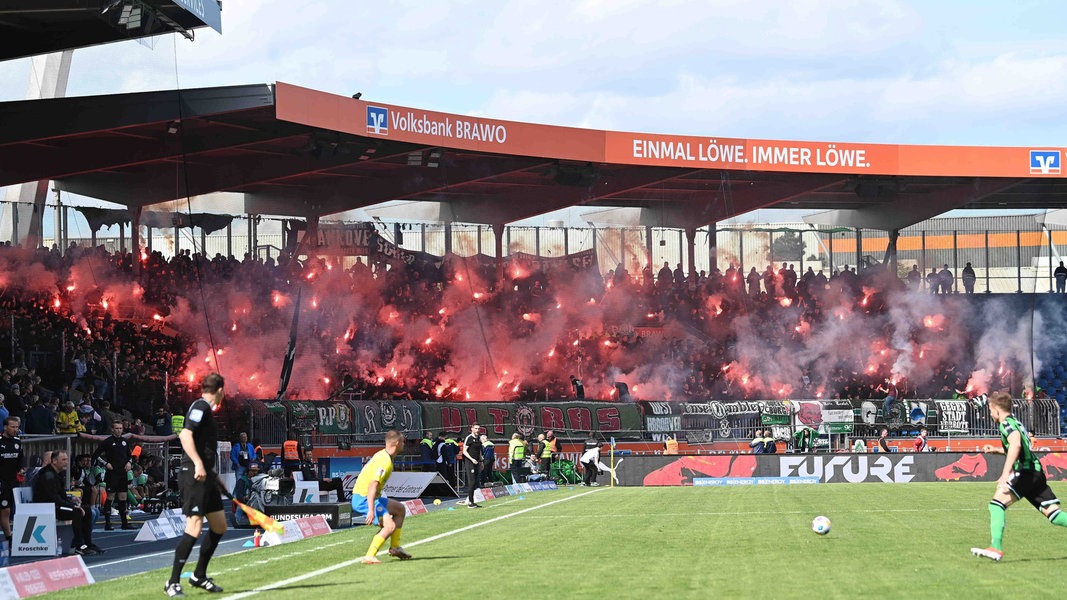 Hannovers Fans zünden Pyrotechnik auf der Tribüne