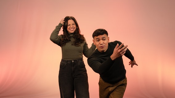 Chiara und David stehen in einem Studio. © NDR Foto: Carsten Busch