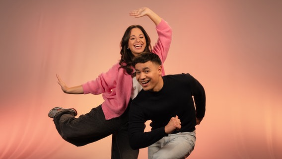 Chiara und David stehen in einem Studio. © NDR Foto: Carsten Busch