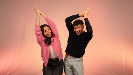 Chiara und David stehen in einem Studio. © NDR Foto: Carsten Busch