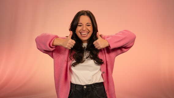 Chiara steht in einem Studio. © NDR Foto: Carsten Busch