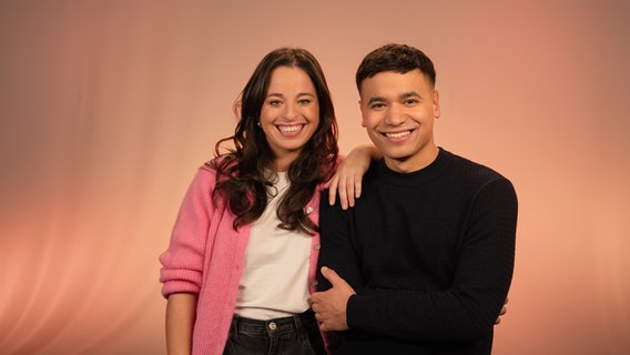 Chiara und David stehen in einem Studio. © NDR 