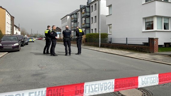 In Nienburg stehen Polizisten auf einer abgesperrten Straße. © HannoverReporter 