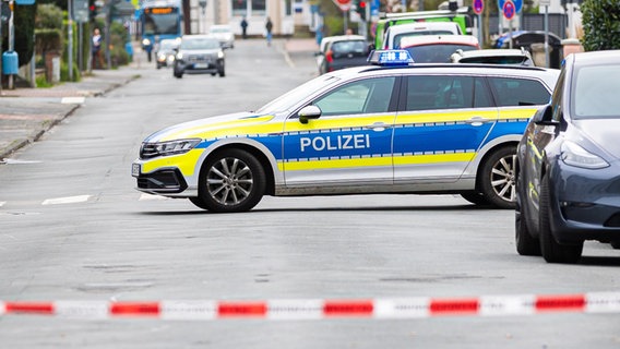 Die Polizei hat die Friedrichstraße in Nienburg gesperrt.  Bei einem Polizeieinsatz wurden ein 46-jähriger Mann tödlich und eine Beamtin schwer verletzt.  © Moritz Frankenberg/dpa Foto: Moritz Frankenberg