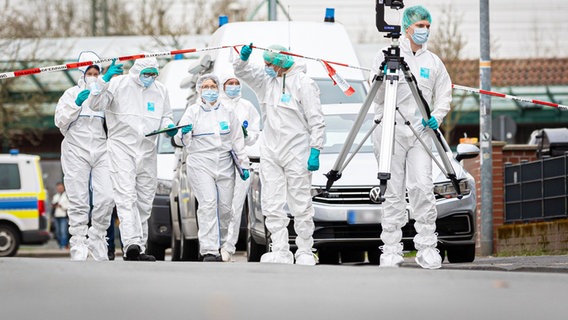 Mitarbeiter der Spurensicherung der Polizei arbeiten in der Friedrichstraße in Nienburg nach dem Polizeieinsatz, bei dem ein 46-Jähriger getötet wurde. © Moritz Frankenberg Foto: Moritz Frankenberg