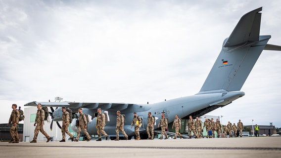 Bundeswehr-Soldaten verlassen bei ihrer Rückkehr aus Niger auf Fliegerhorst Wunstorf ein Transportflugzeug vom Typ Airbus A400M. © dpa-Bildfunk Foto: Moritz Frankenberg