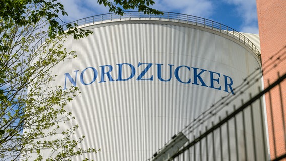 Der Schriftzug "Nordzucker" steht an einem Silo des Unternehmens. © picture alliance/Schoening 