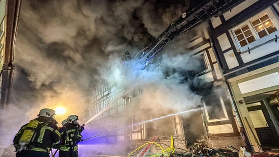 Einsatzkräfte der Feuerwehr bekämpfen einen Brand in der Northeimer Innenstadt. © Kreisfeuerwehr Northeim / Konstantin Mennecke Foto: Kreisfeuerwehr Northeim / Konstantin Mennecke