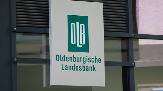 Der Schriftzug der Oldenburgischen Landesbank (OLB) hängt an einem Gebäude der Bank in Osnabrück. © picture alliance/Fotostand 