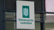 Der Schriftzug der Oldenburgischen Landesbank (OLB) hängt an einem Gebäude der Bank in Osnabrück. © picture alliance/Fotostand 