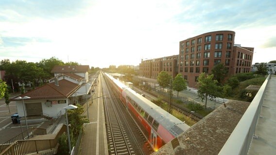 Ein Regionalexpress steht im Bahnhof Achim auf den Gleisen. © Nord-West-Media TV 