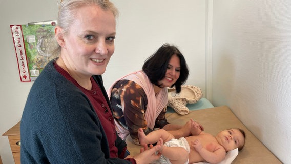 Die Kinderärztin Anne Kistner-Peters untersucht ein Baby, dessen Mutter neben ihr steht. © NDR Foto: Catherine Grim