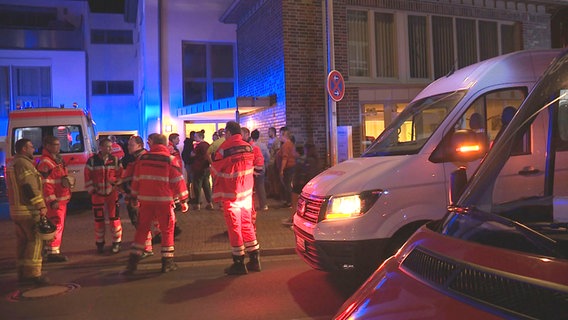 Rettungskräfte stehen zwischen Rettungswagen nach einem Brand in einem Altenheim in Wildeshausen. © NonstopNews / Gerrit Schröder Foto: Gerrit Schröder