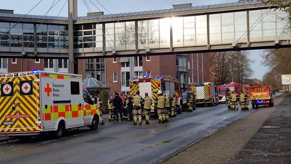 Zahlreiche Einsatzkräfte und -wagen der Feuerwehr bei einem Brand in einem Altenheim in Cloppenburg. © Nord-West-Media TV 